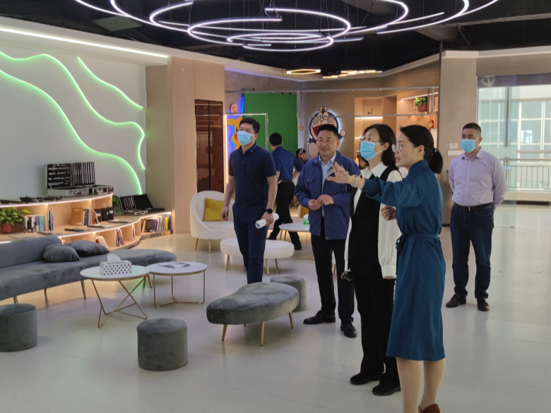 走進星如雨 | 鶴壁市商務局黨組成員、總經濟師李紅一行蒞臨星如雨科技